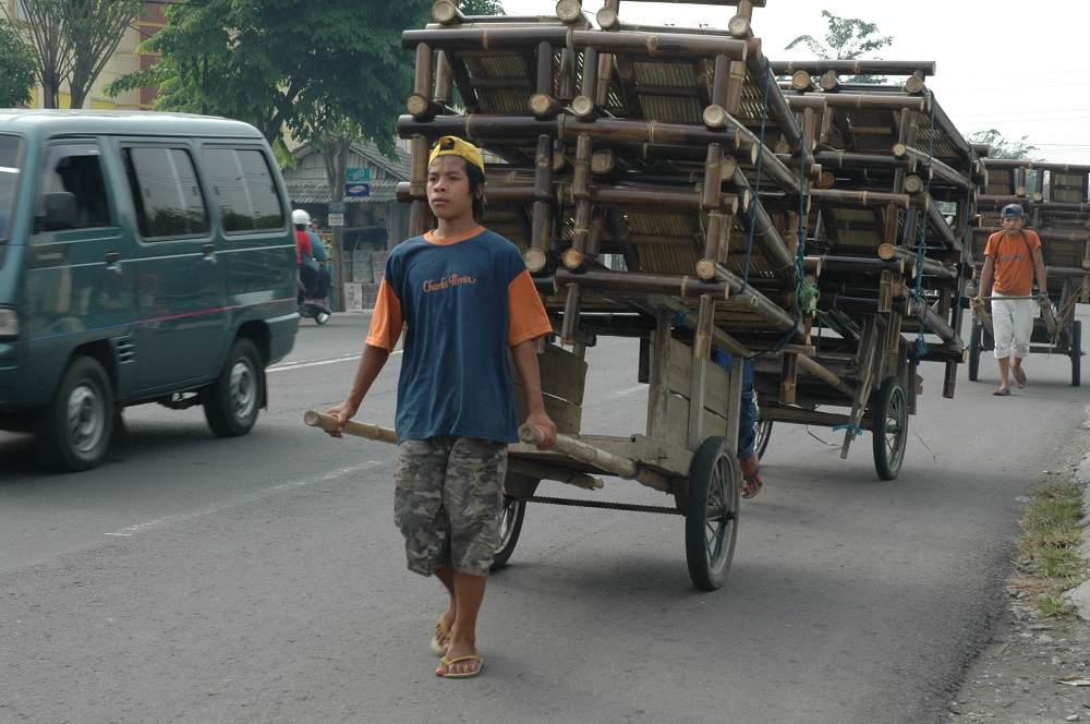 Gerobak: Alat Angkut Multifungsi Yang Masih Eksis – Kompaspedia