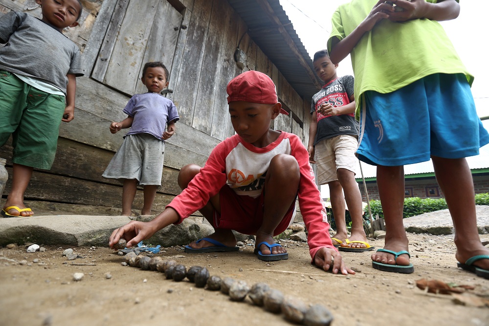 Tergerusnya Permainan Tradisional – Kompaspedia