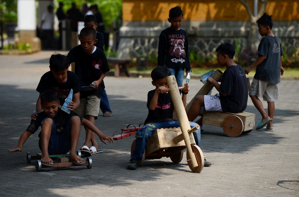 Tergerusnya Permainan Tradisional – Kompaspedia